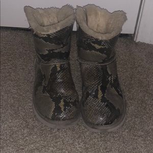 Snakeskin Bailey uggs with bows